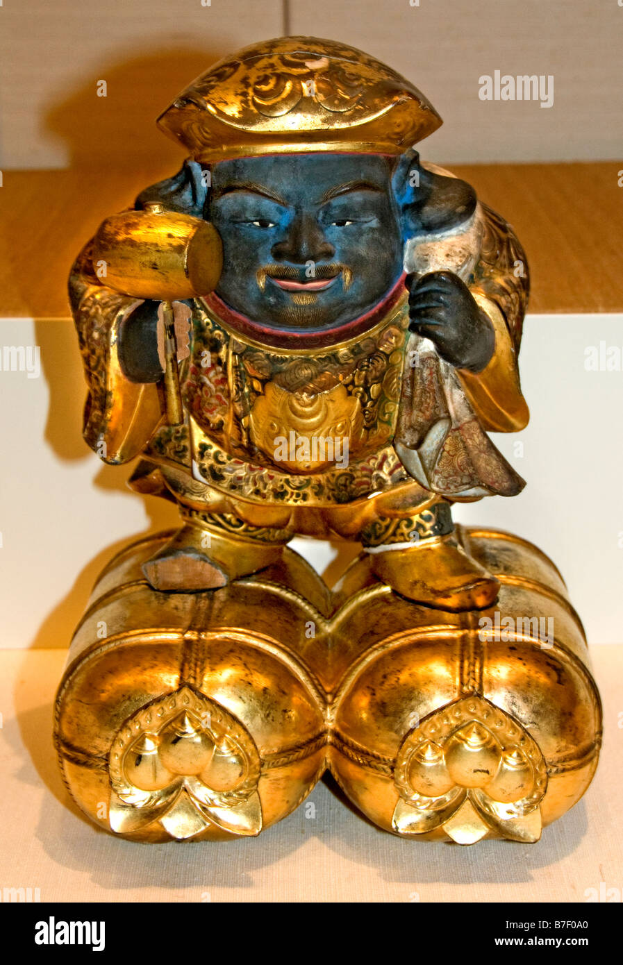 Statue glücklich gott Daikokuten mit Geld verbunden, dass er auf Reisballen, die Reichtum japanischen 1700 1800 symbolisieren stehen Stockfoto