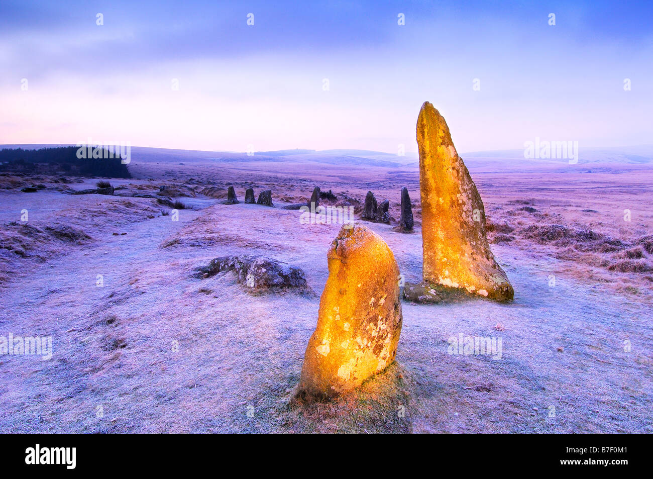 Scorhill Steinkreis auf Dartmoor National Park, teilweise beleuchtet bei Fackelschein an einem frostigen Morgen Stockfoto