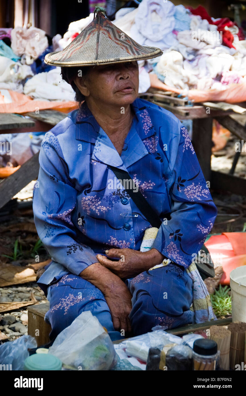 Bajau Frau mit Korb Hut sitzt im Markt, Kota Belud, Malaysia Stockfoto