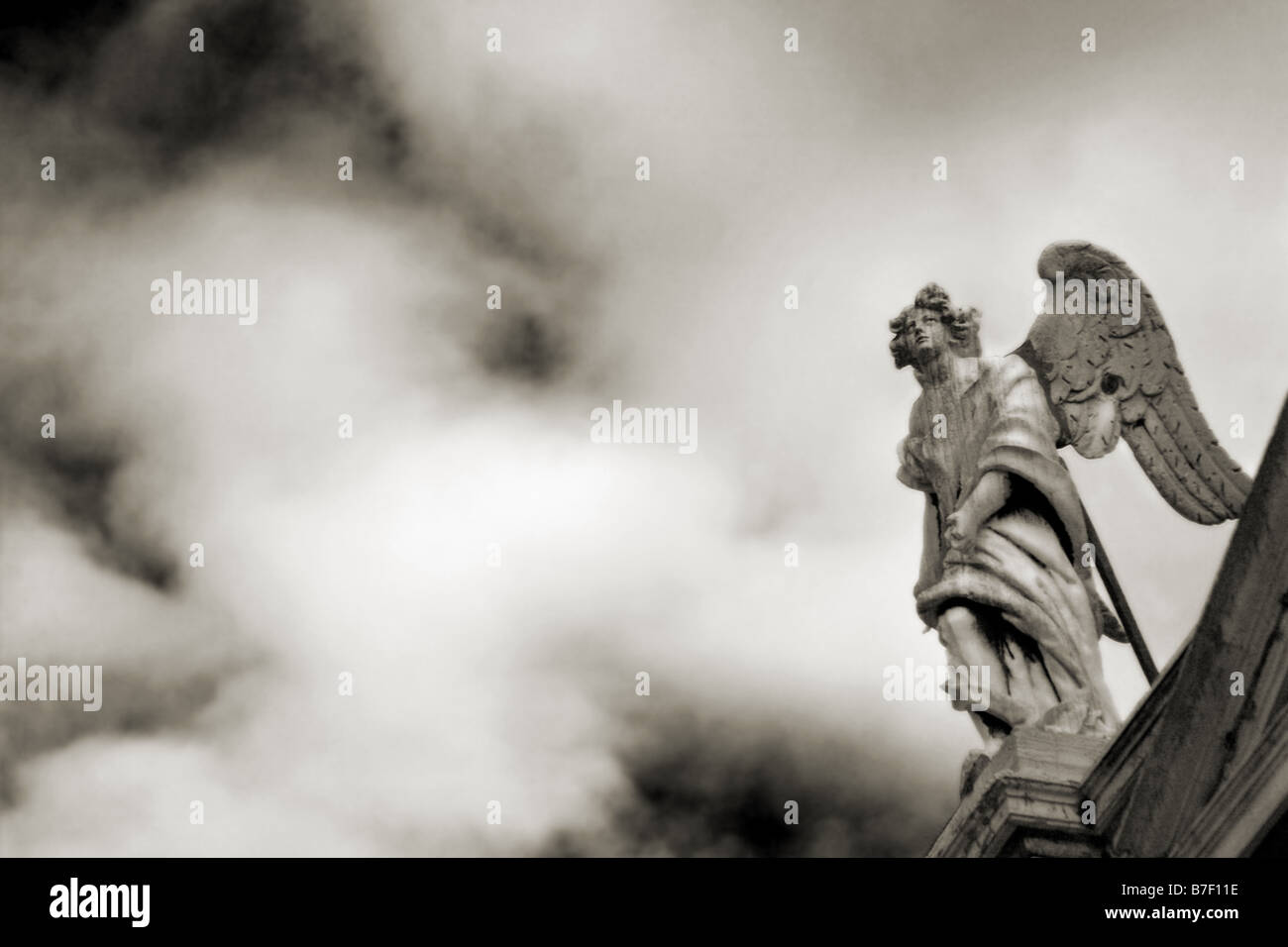 Sepia Foto von Wolke drapierten Engelsstatue auf Basilica di Santa Maria della Salute in Venedig, Italien Stockfoto