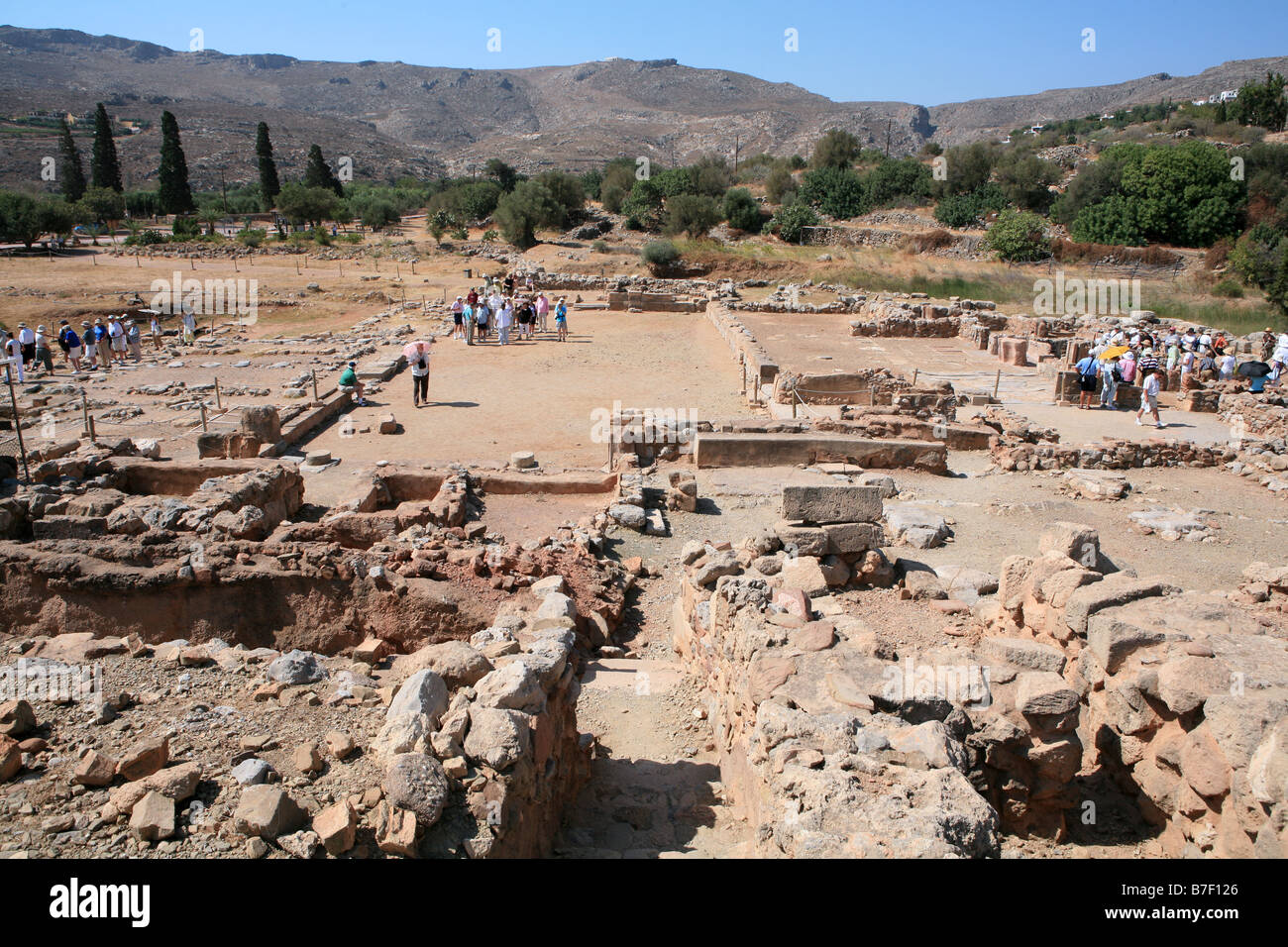 Gruppen von Touristen besuchen die Ruinen der antiken minoischen Schlossanlage in Zakros Ostkreta Stockfoto