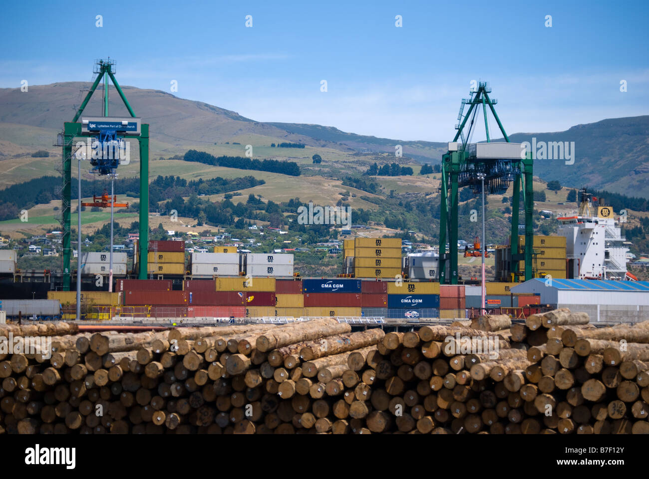 Haufenweise Protokolle bereit für Verladung in Container-Hafen Lyttelton Harbour, Lyttelton, Banks Peninsula, Canterbury, Neuseeland Stockfoto