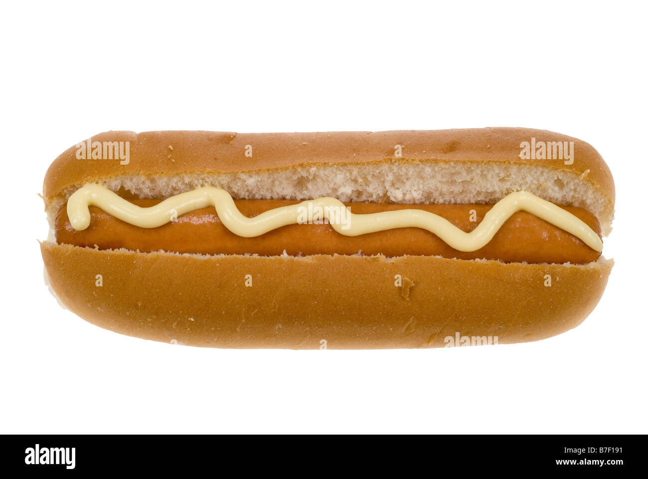 Hotdog im Brötchen mit Mayonaise isoliert auf weißem Hintergrund Stockfoto