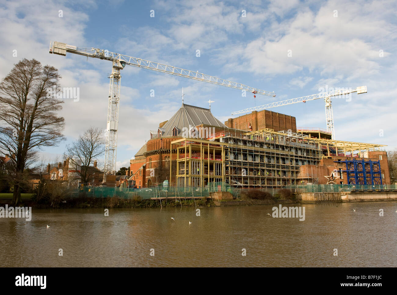 Das Royal Shakespeare Theatre und das Swan Theatre aus betrachtet, über den Fluss Avon in Stratford-nach-Avon, England. Stockfoto