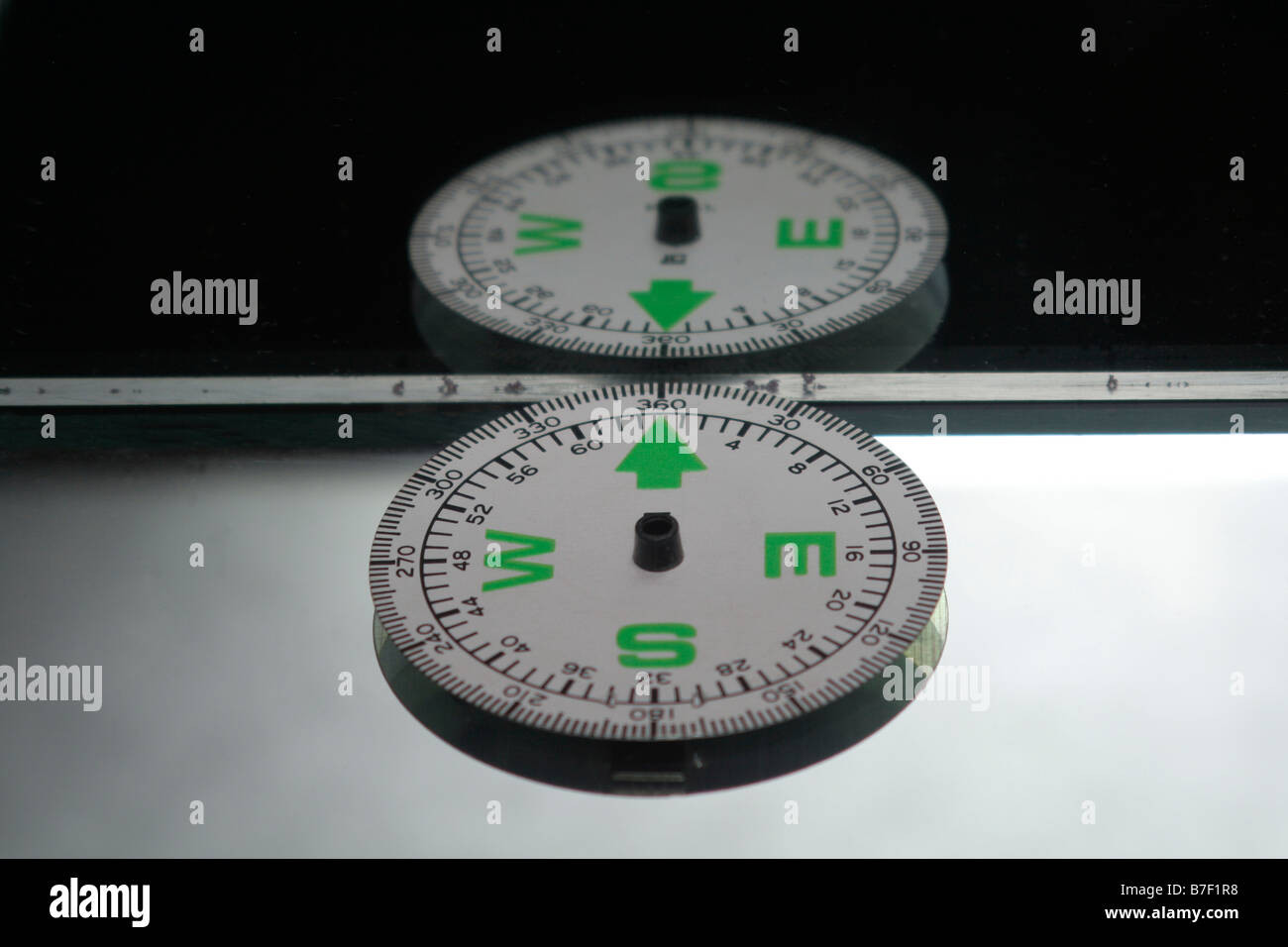 Gespiegelte Magnetkompass Stockfoto