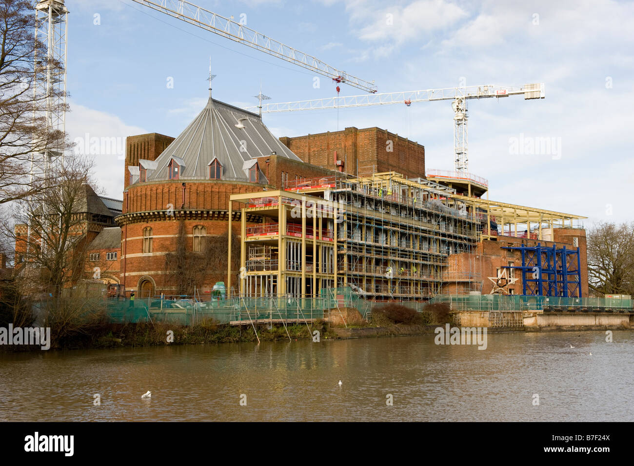Das Royal Shakespeare Theatre und das Swan Theatre aus betrachtet, über den Fluss Avon in Stratford-nach-Avon, England. Stockfoto