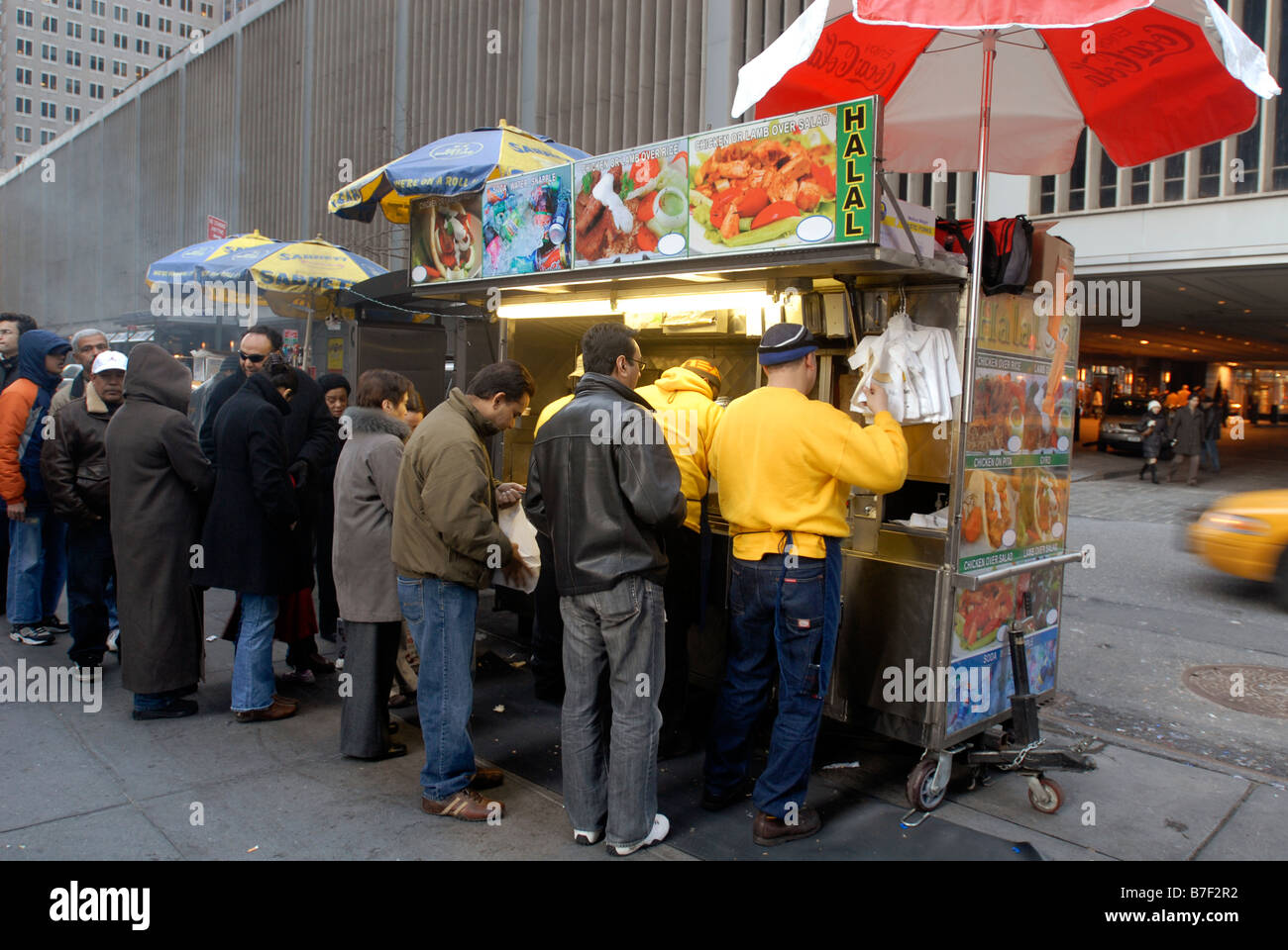 American Diner Line-up für orientalische Suppen auf der Sixth Avenue in New York auf Donnerstag, 25. Dezember 2008 Richard B Levine Stockfoto