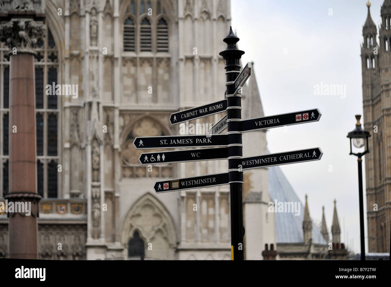 Touristische Hinweisschilder vor Westminster Abbey-London England Stockfoto