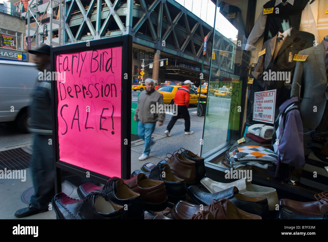 Generationen Menswear in New York nutzt die wirtschaftliche Talfahrt durch eine Depression Verkauf Werbung Stockfoto