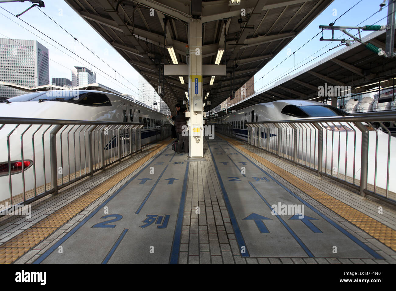 Die Shinkansen-Hochgeschwindigkeitszug in Tokio Bahnhof Stockfoto