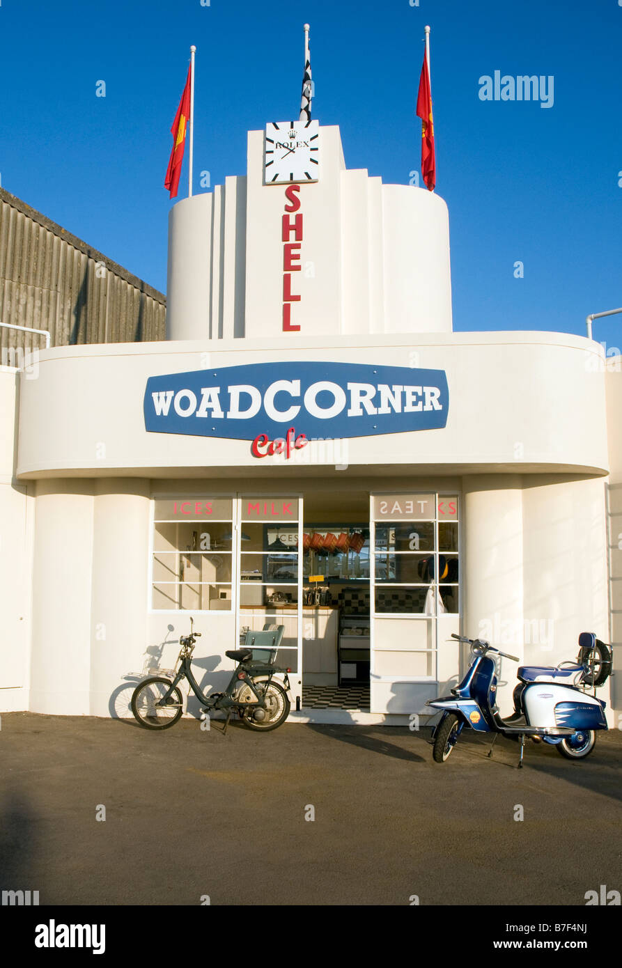 Beim Goodwood Revival meeting September 2008 Färberwaid Corner Cafe in Goodwood mit zwei Roller parkten außerhalb Honda und lambretta Stockfoto