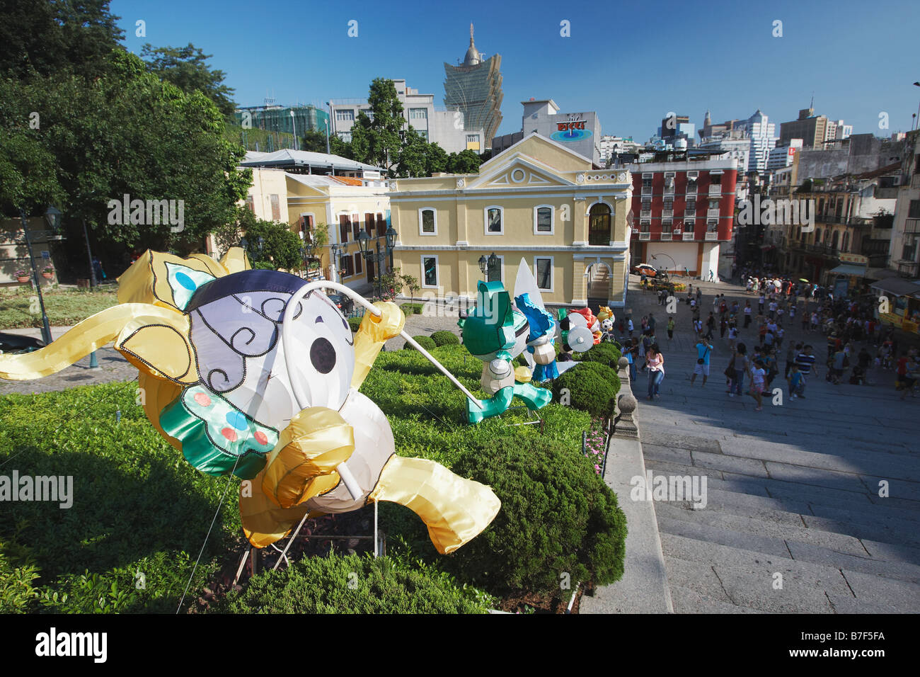 Beijing Olympischen Maskottchen außerhalb der Ruinen der Kirche von St. Paul, Macau Stockfoto