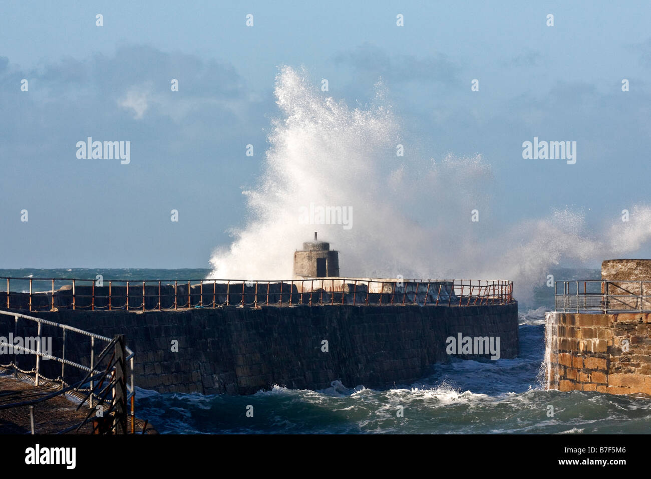 Wellen, getrieben von einer starken Norden westlicher Pfund in den Hafen von Portreath Stockfoto