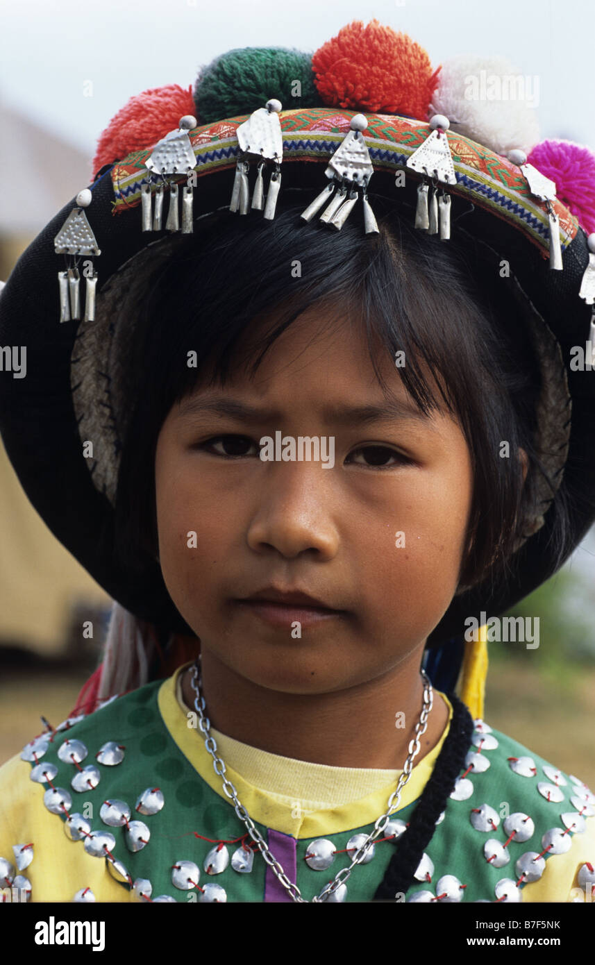 Porträt eines Mädchens Lisu, einer der Bergvölker Thailands, das Tragen einer Kopfbedeckung & Tracht, Provinz Chiang Rai Thailand Stockfoto