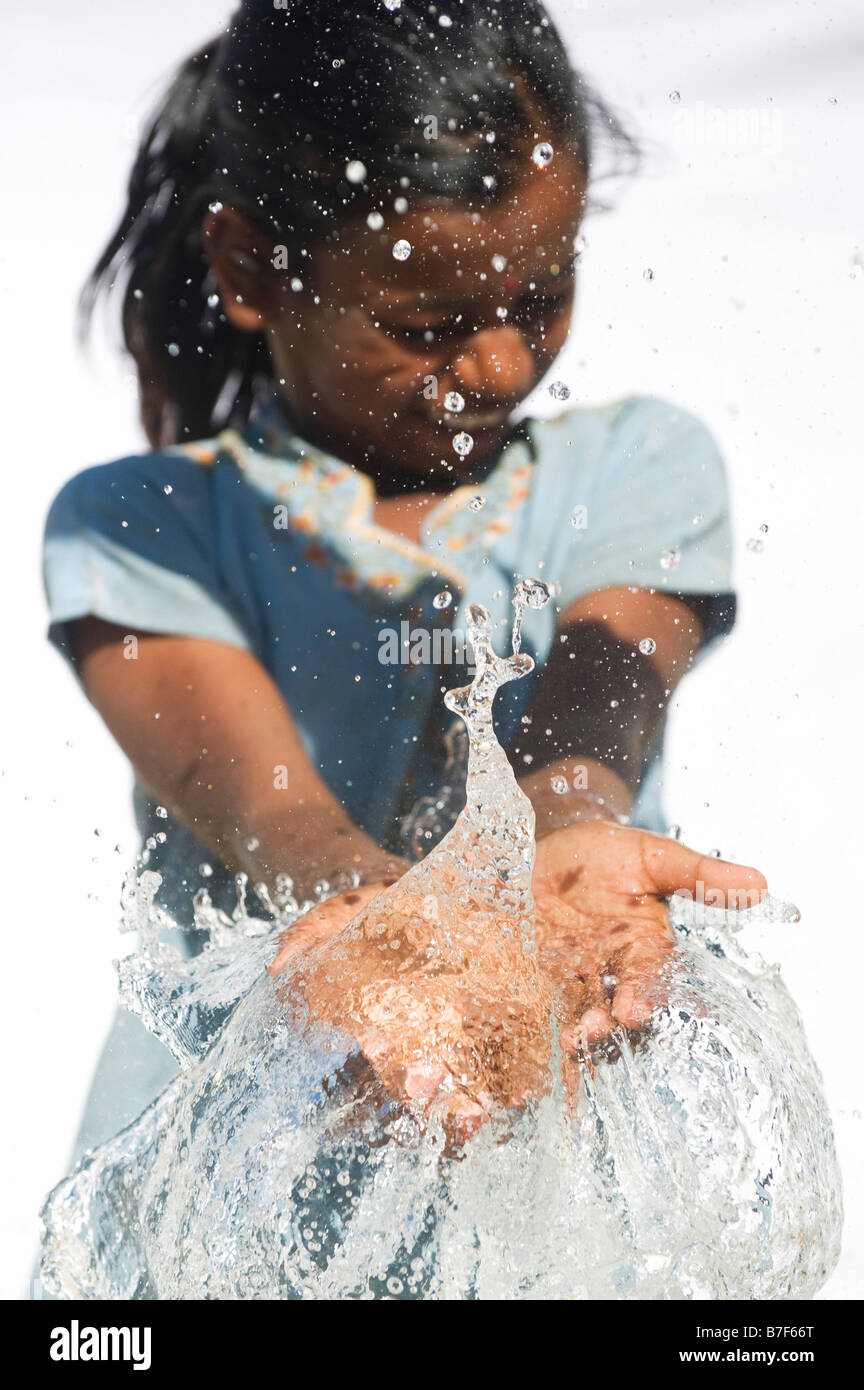 Spritzwasser auf indische Mädchen die Hände. Indien Stockfoto