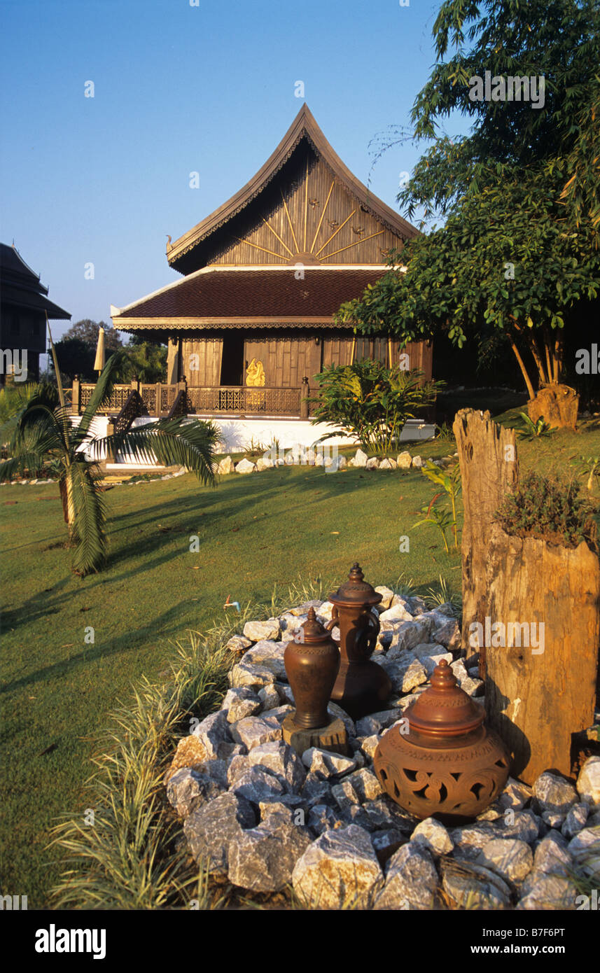 Thai-Stil aus Holz Gartenpavillon und Garten, Insii Thai House, Mae Chan, Nord-Thailand Stockfoto