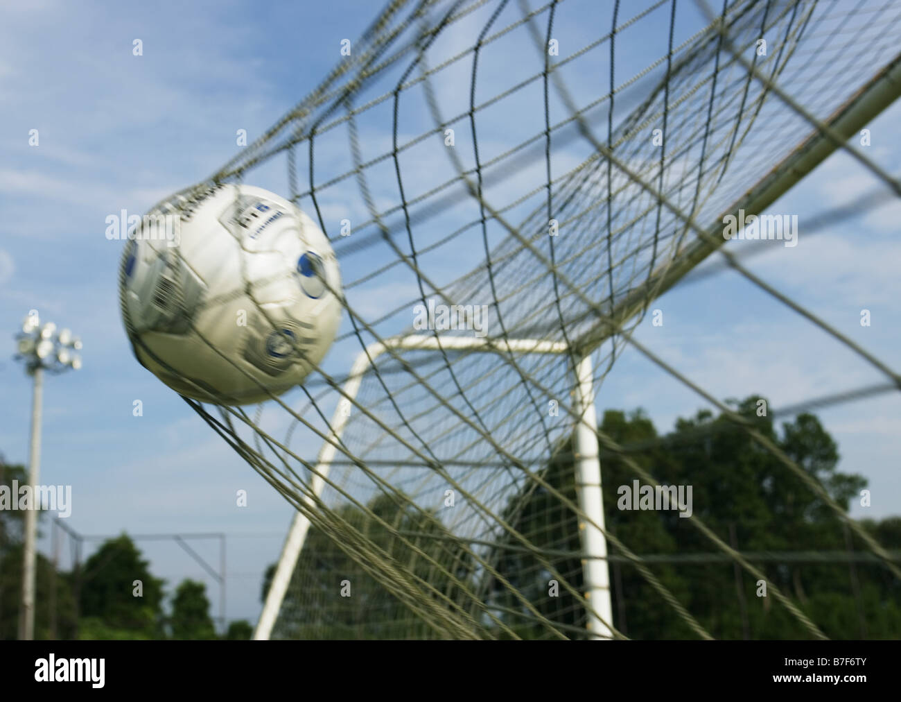 Fußball in ein Ziel netto gefangen Stockfoto