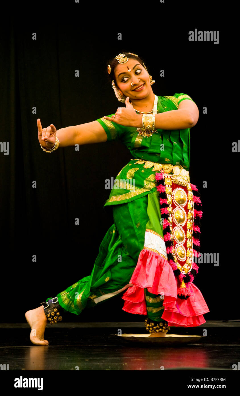 Traditionelle indische Tänzerin auf der Bühne Stockfoto