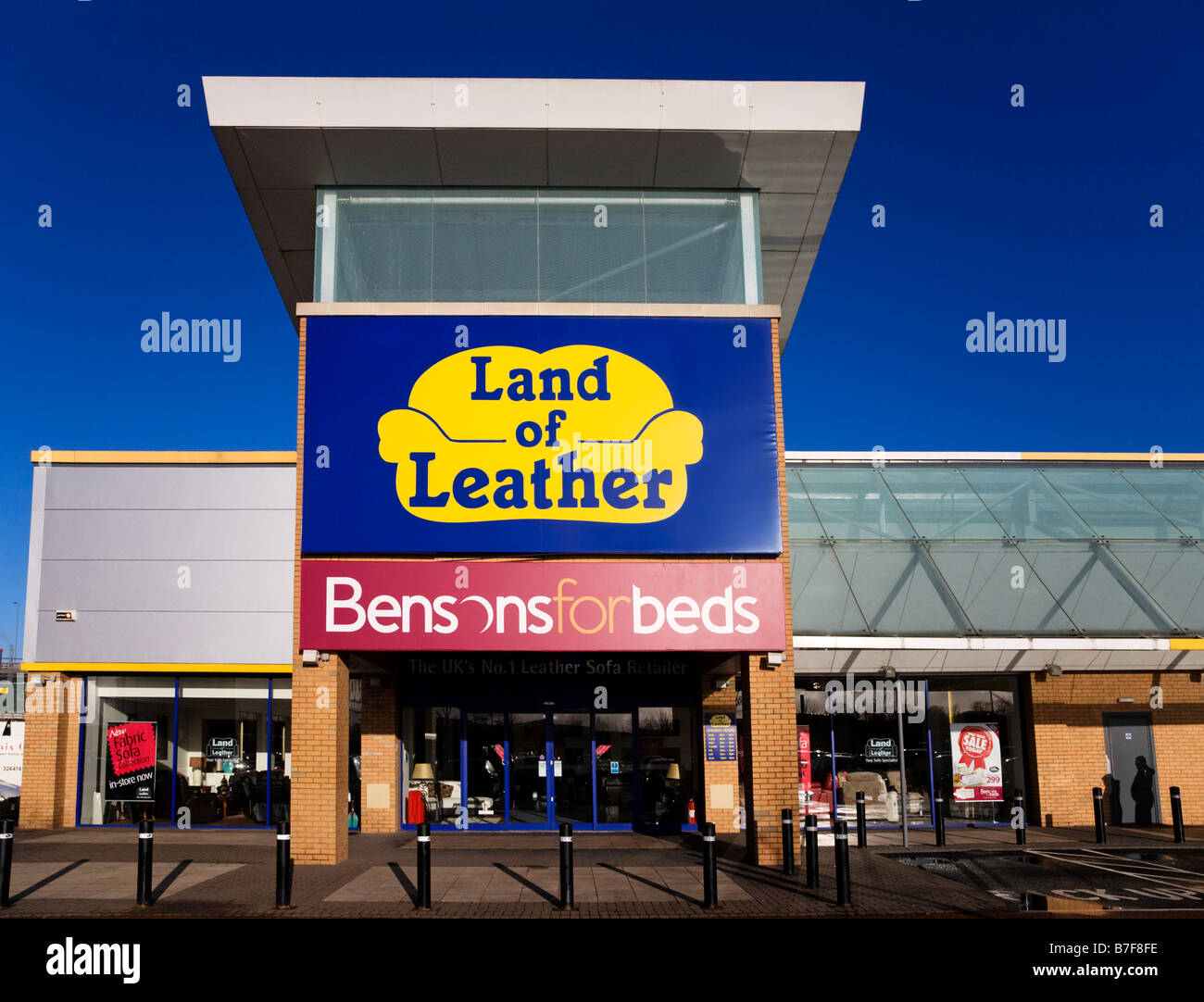 Land des Leders und Bensons für Betten Möbel Lagerung bei Abbotsinch Retail Park, Paisley, Schottland. Stockfoto