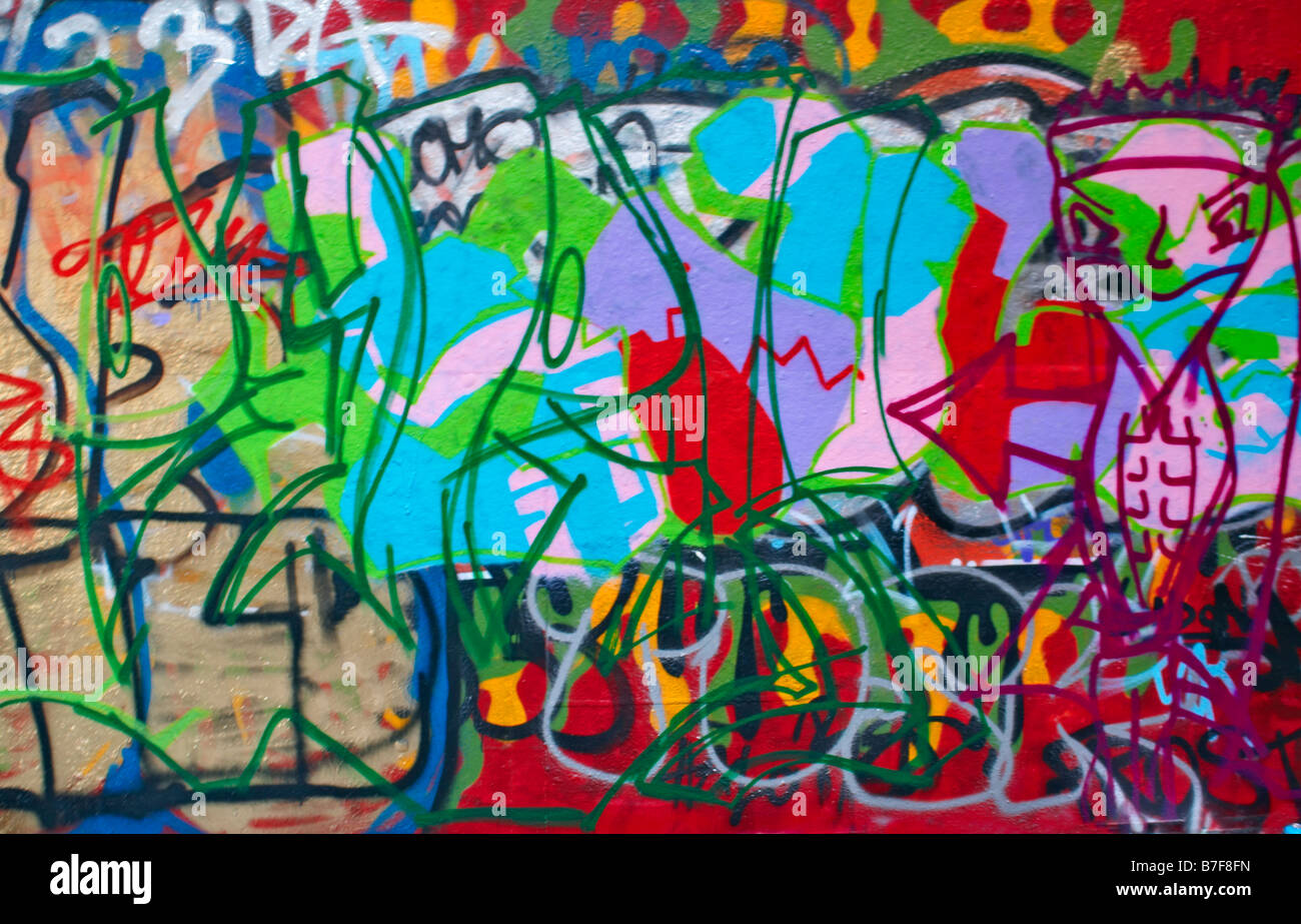 Bunte Graffiti an der Wand an der South Bank in London Stockfoto