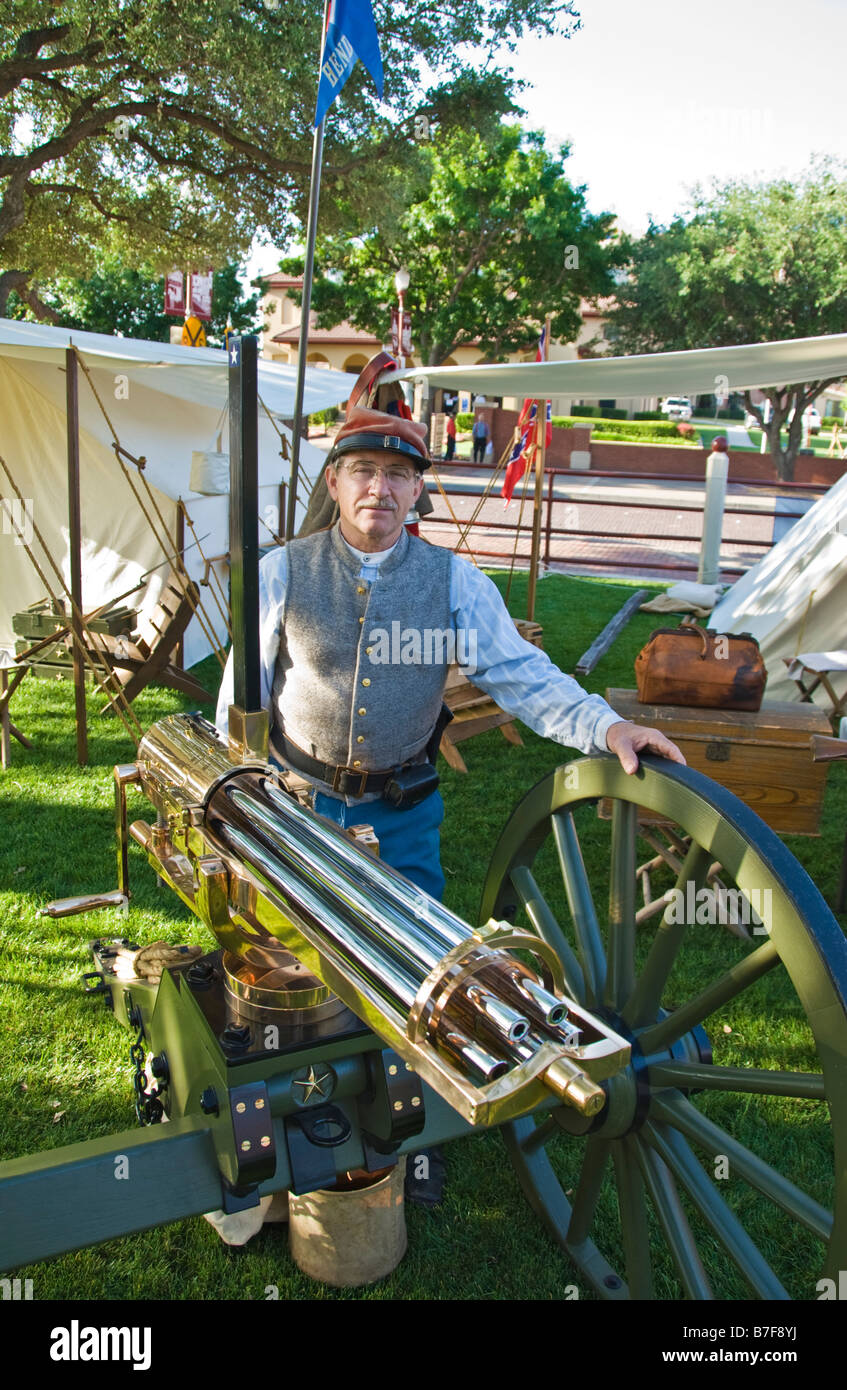 Texas Fort Worth Stockyards National Historic District Reenactor mit Gatling-Kanone in Texas Frontier Forts Days Stockfoto