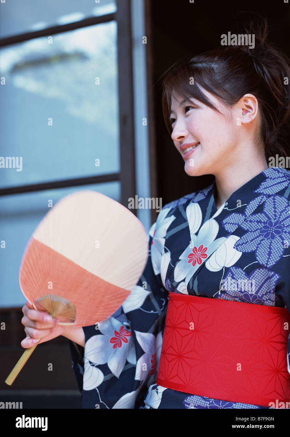 Frau trägt Yukata und paperfan Stockfoto