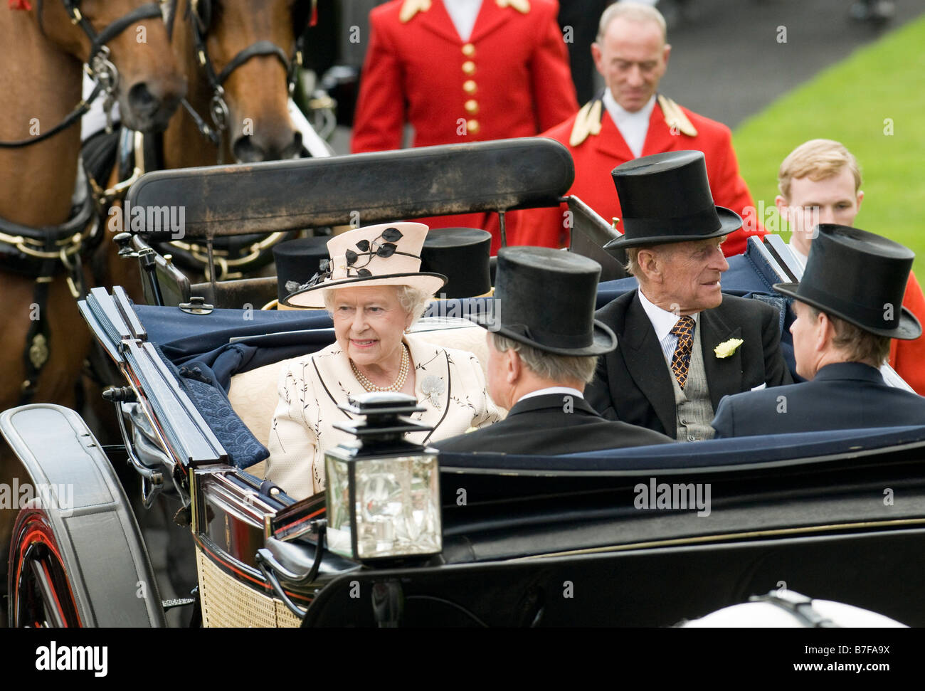 HM die Königin und seine königliche Hoheit der Herzog von Edinburgh Royal Ascot 2008, England UK in einer offenen Kutsche angekommen Stockfoto