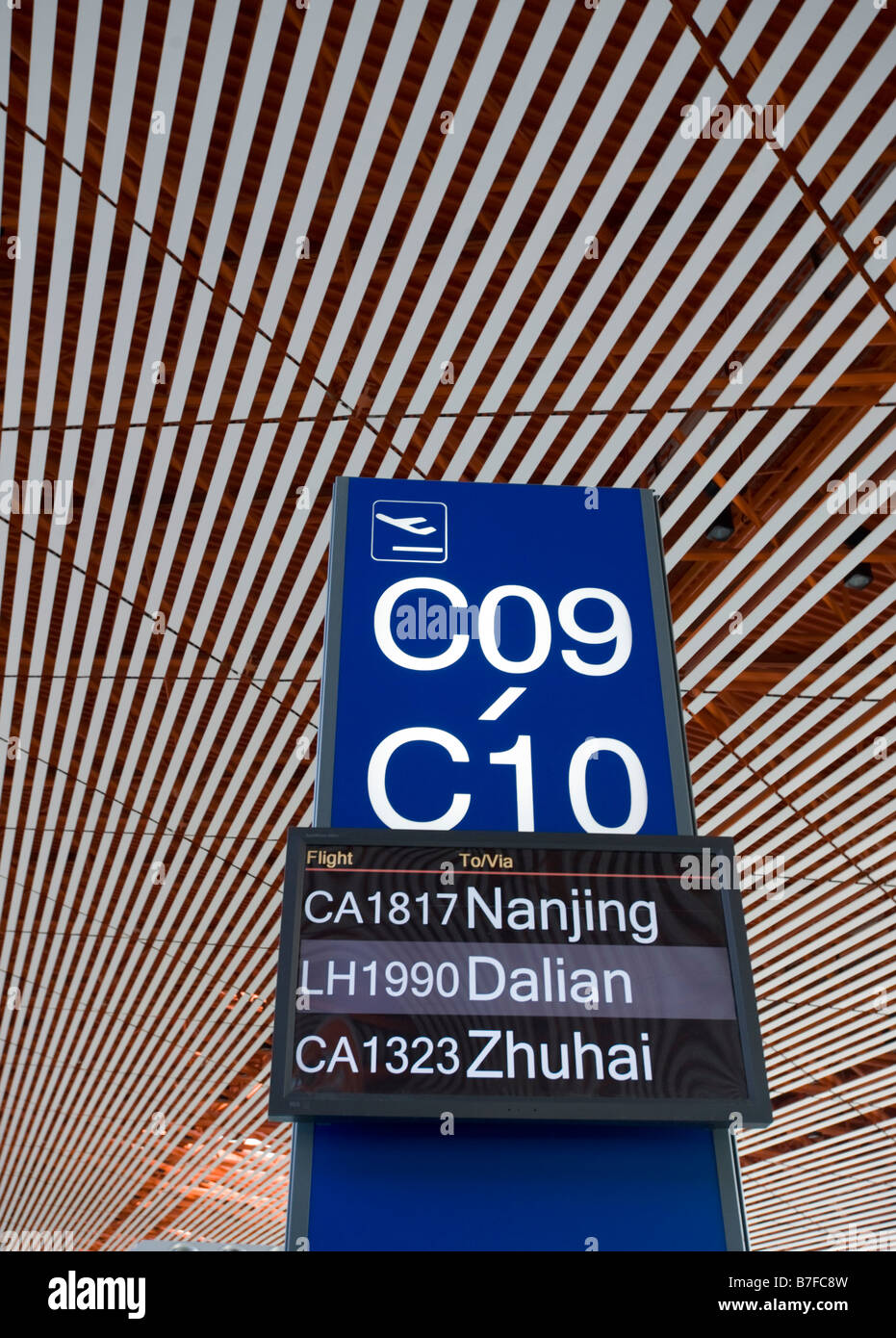 Moderne Abfahrt Tor Informationstafel an neue Beijing Airport Terminal 3 China 2009 Stockfoto