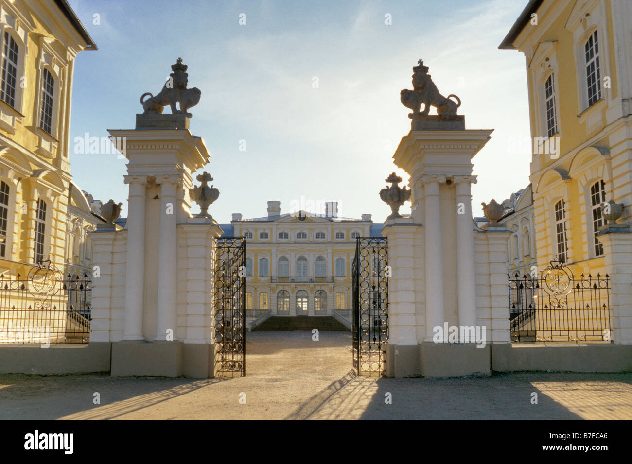 Haupttor im Rundale Palace in Pilsrundale Lettland Stockfoto