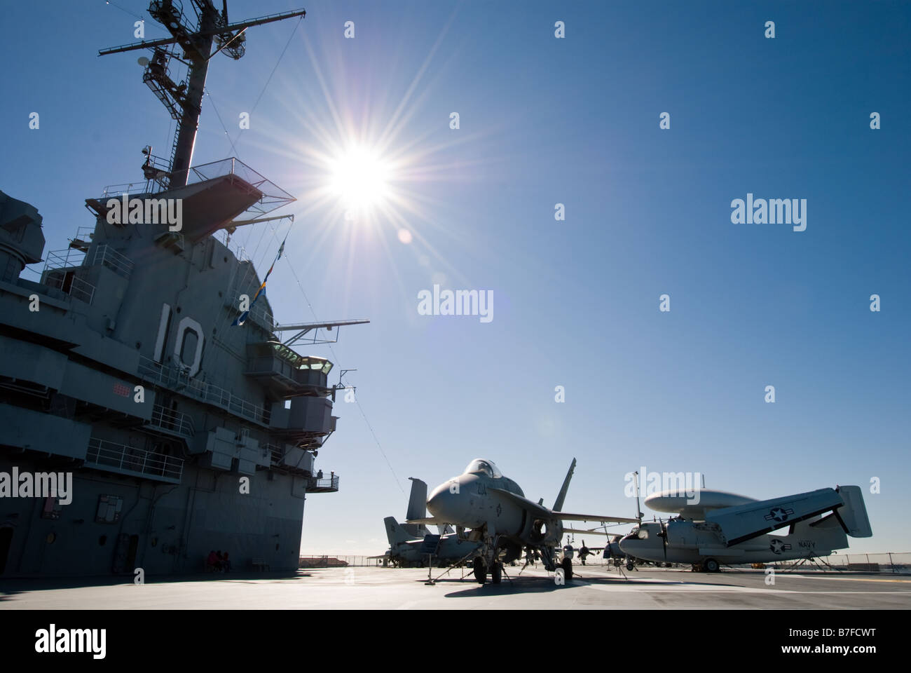 Alten Militärflugzeuge sitzen auf dem Flugdeck der USS Yorktown im Patriots Point Naval & Maritime Museum. Stockfoto