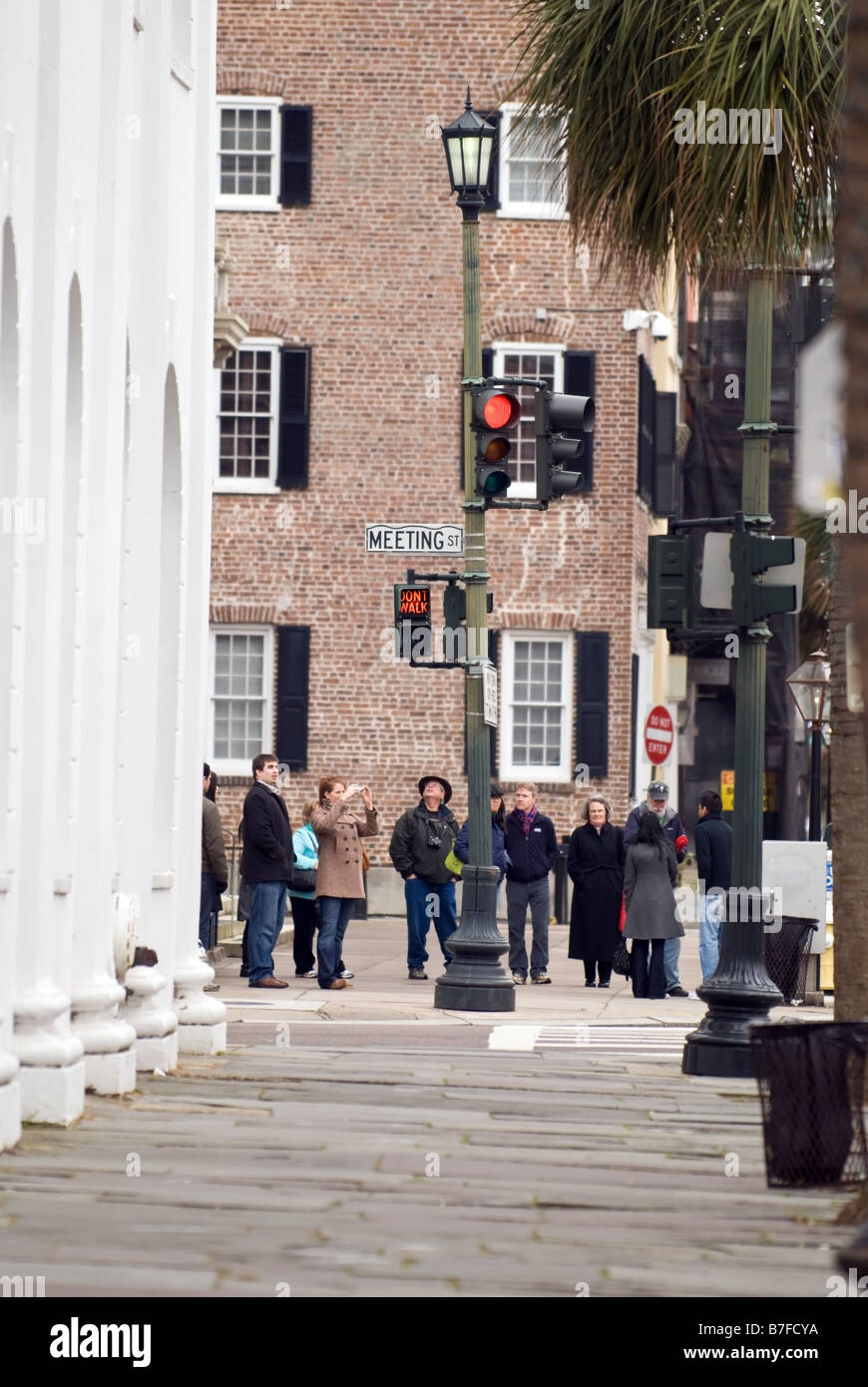 Eine Menge von Touristen versammeln sich an der Kreuzung der Charlestons treffen & breiten Straßen. Stockfoto