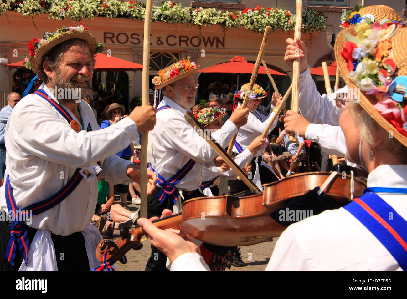 Morris Männer tanzen mit Stöcken vor der Rose &amp; Crown Pub auf Warwick Folk Festival, Warwick, UK Stockfoto