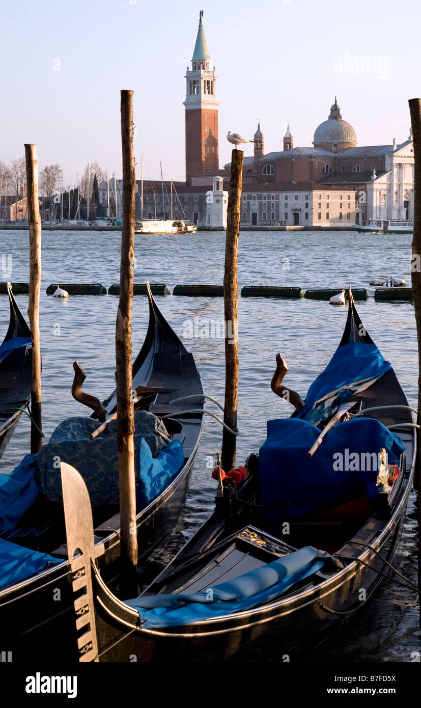 Gondeln am frühen Abend in Venedig mit der Insel San Giorgio Maggiore und die Kirche mit dem gleichen Namen bedeckt Stockfoto