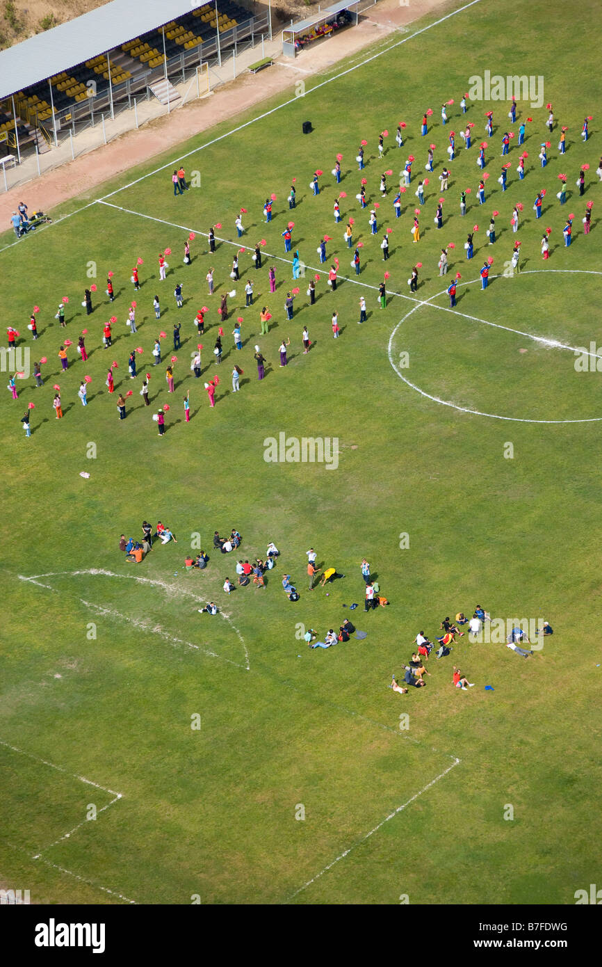 Luftaufnahme von Kindern für Kinder s Tag in einem Stadion Side Antalya Türkei Stockfoto