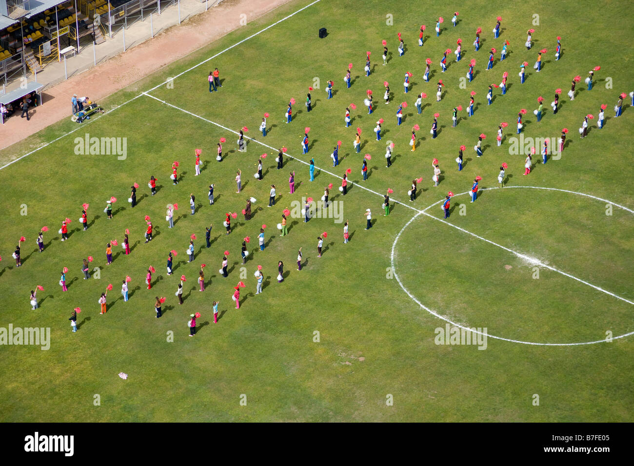 Luftaufnahme von Kindern für Kinder s Tag in einem Stadion Side Antalya Türkei Stockfoto