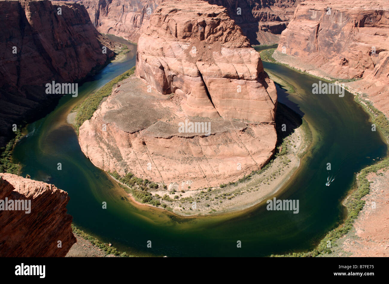 Spektakuläre Aussicht als eine kleine Boote navigiert den Colorado River am Horseshoe Bend in der Nähe von Page Arizona USA Stockfoto