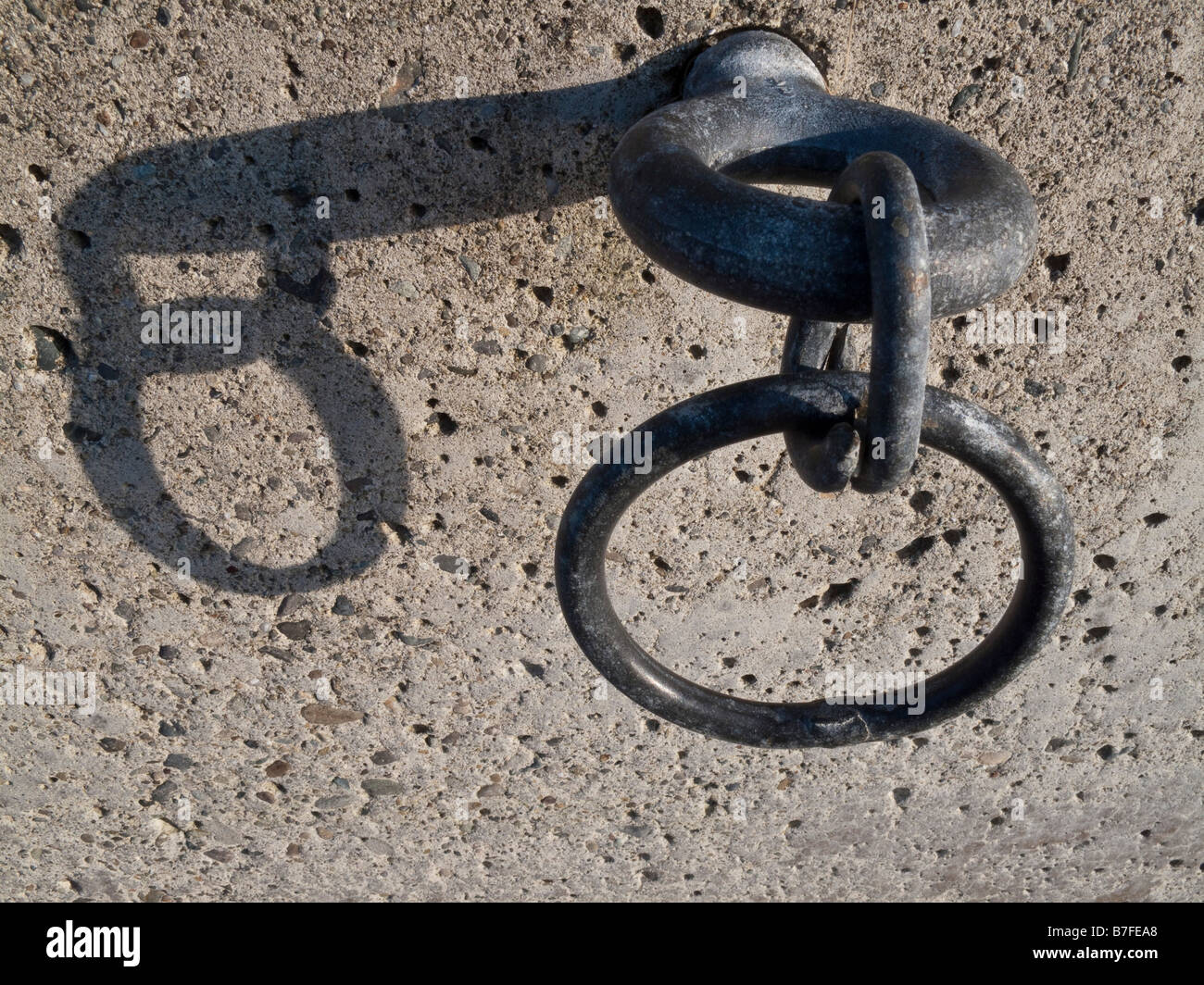 Anker mit Auge-Ring auf konkrete SCHOTT verwendet, um ein Boot binden Stockfoto
