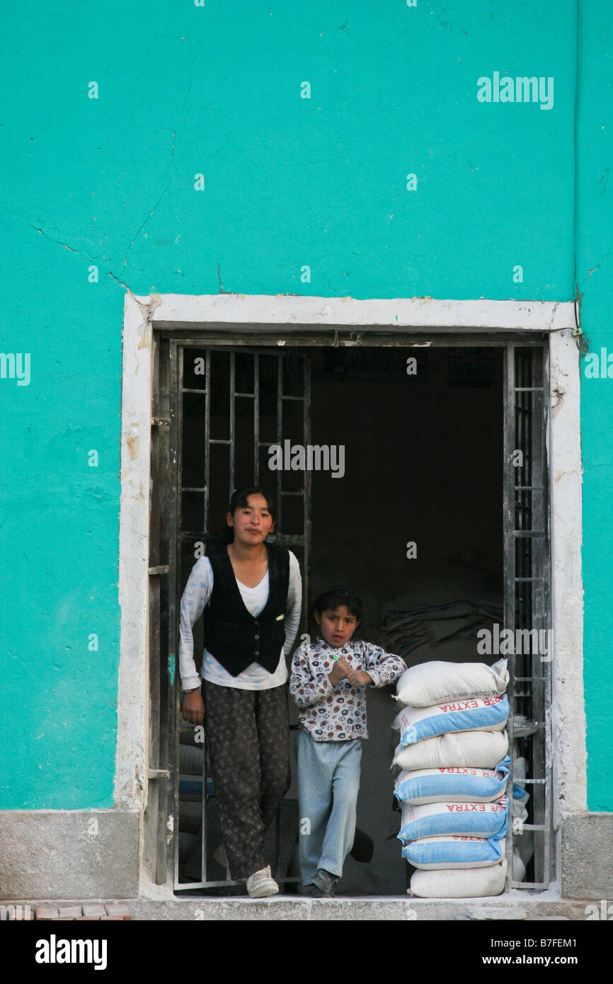 Frau mit Kind in einem Dorf im Süden Perus Stockfoto