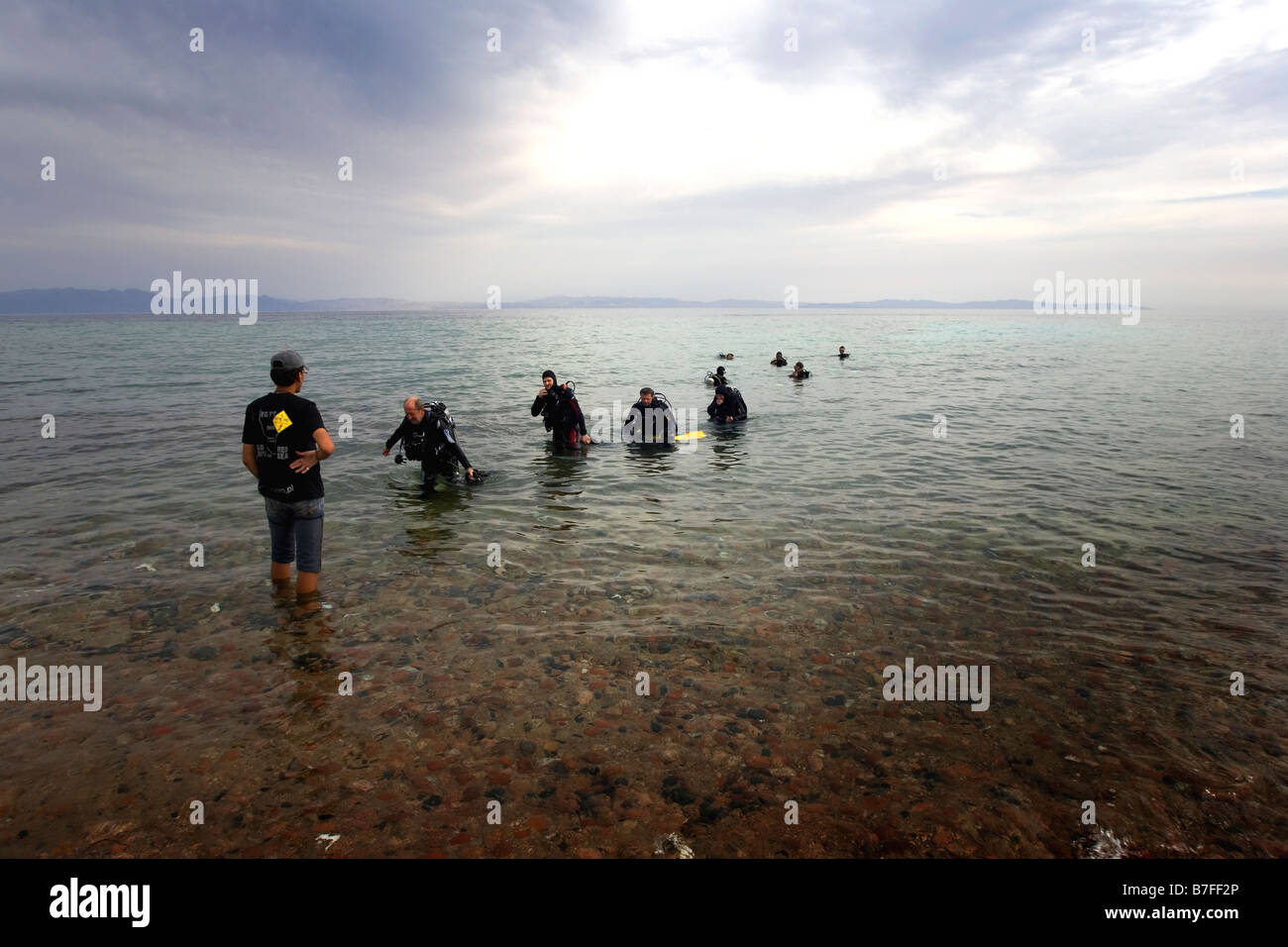 eine Gruppe von Tauchern ergeben sich aus dem Meer im Canyon Dive Resort in Dahab in Ägypten Stockfoto
