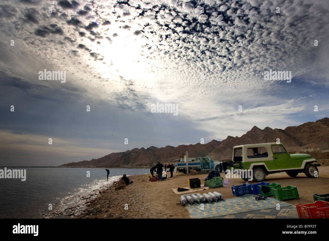 ein Jeep und Tauchausrüstung am Strand von Canyon Dive Resort Dahab, Ägypten Stockfoto