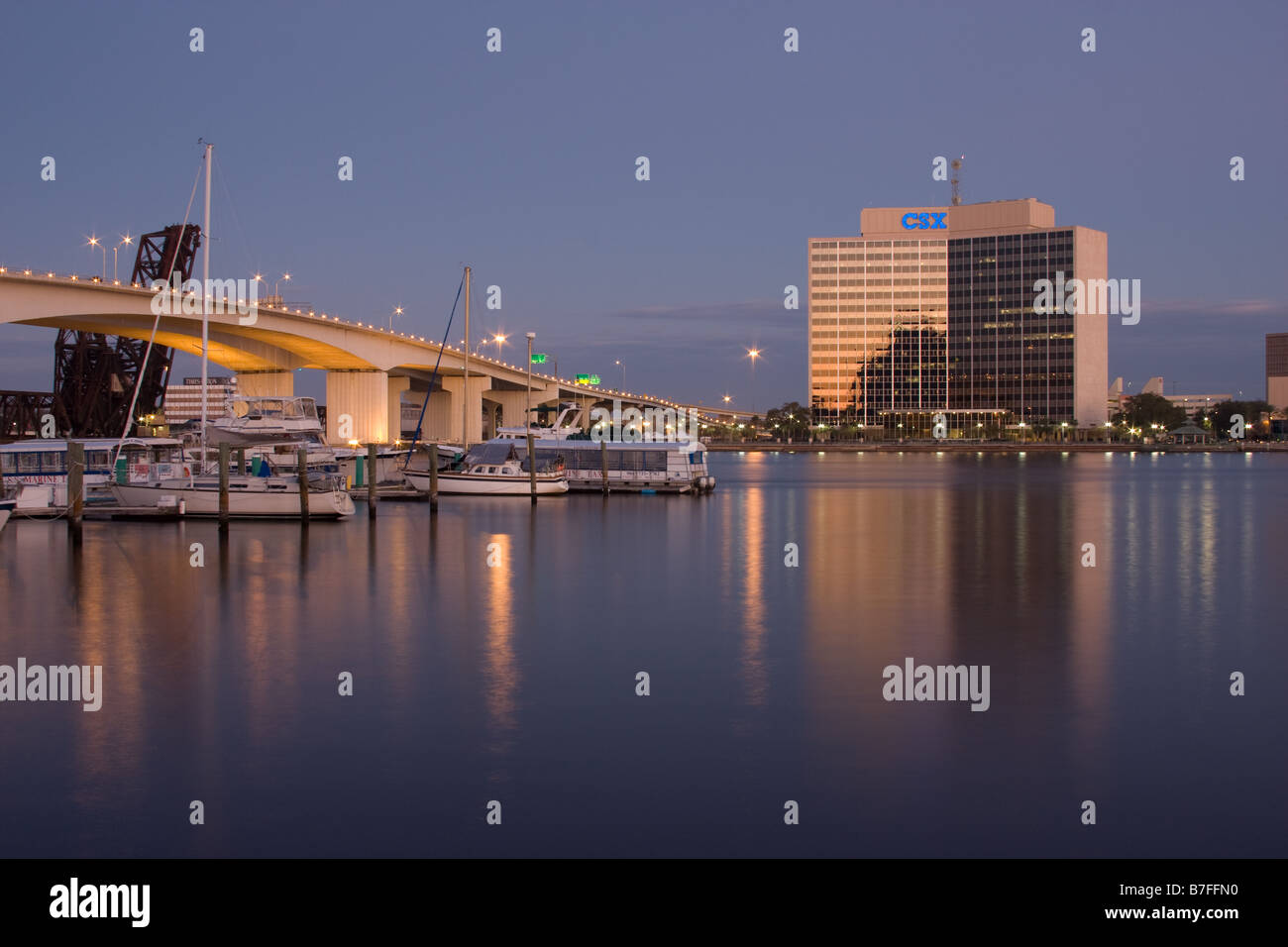 Jacksonville, Florida St. Johns River. CSX Aufbau Marina mit Brücke Stockfoto
