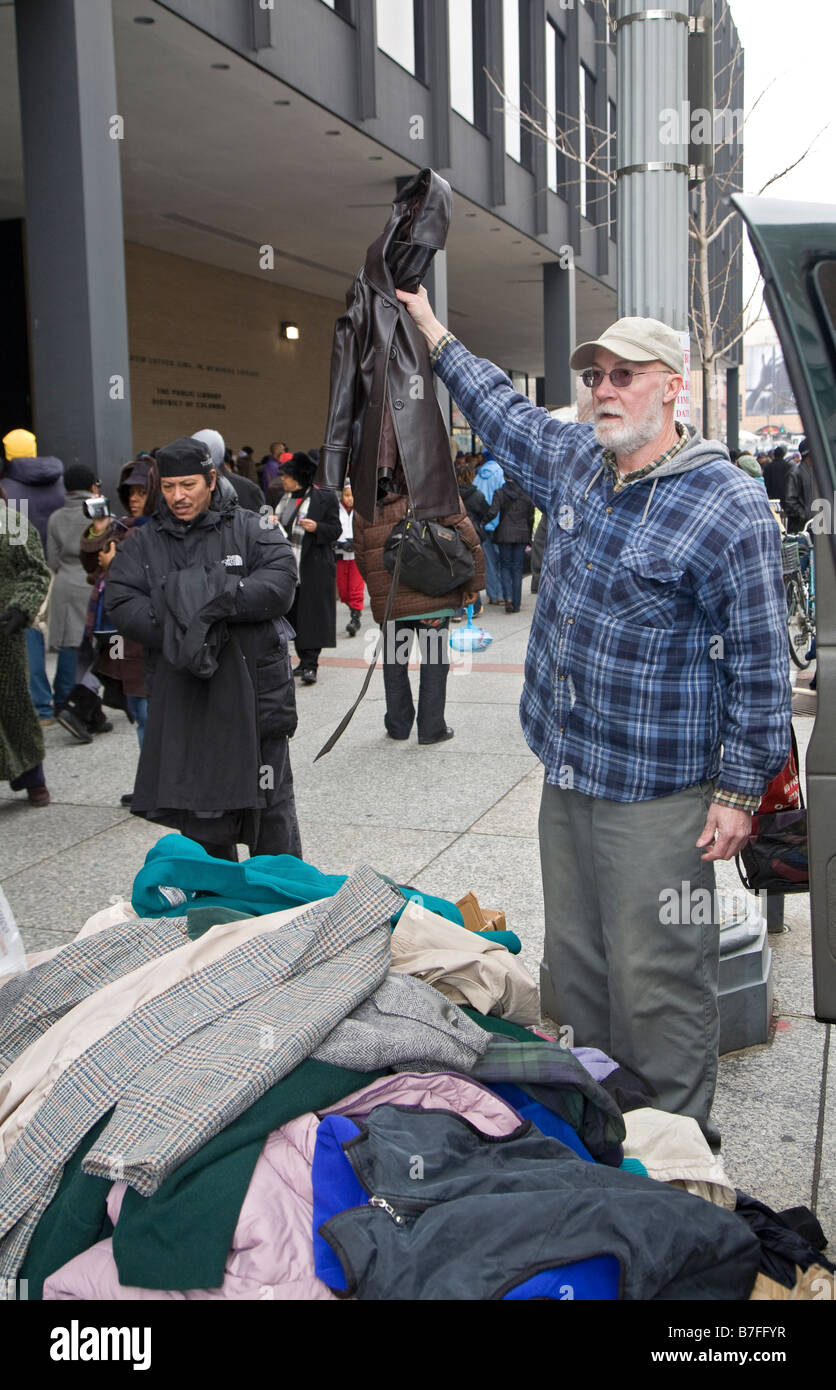 Mitglieder der Kirche verteilen gespendeten Jacken an Obdachlose Stockfoto