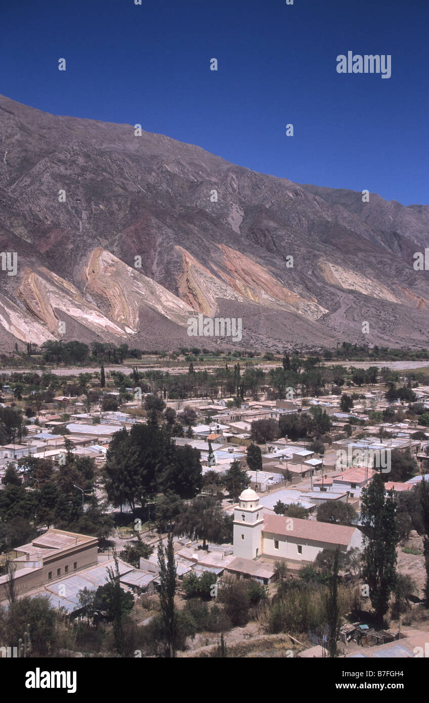 Maimara Dorf, Rio Grande Tal und 'The Painters Palette' / 'La Paleta del Pintor' flatiron Felsformationen, Quebrada de Humahuaca, Argentinien Stockfoto