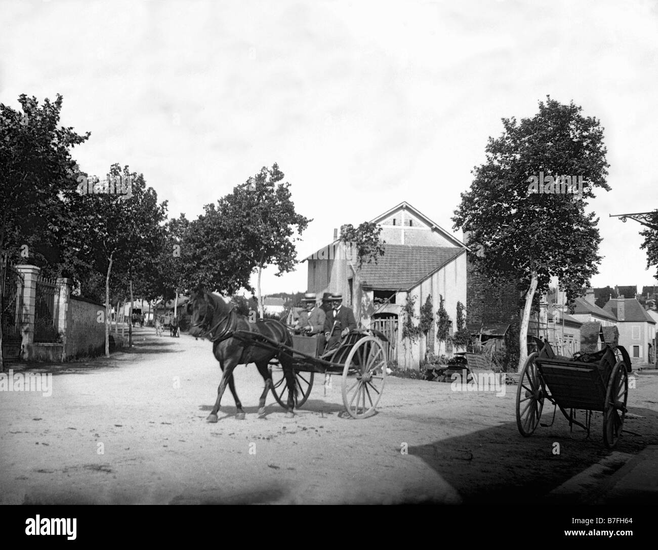 Promenade de Charette a Cheval Dans un Village de Frankreich Années 1900 Ritt ein Pferd Warenkorb in einem Dorf in Frankreich um 1900 Stockfoto