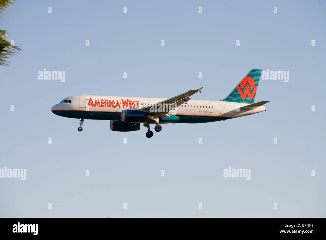 Einer amerikanischen Westens Jetliner landet auf dem Orange County s John Wayne Flughafen Santa Ana CA Stockfoto