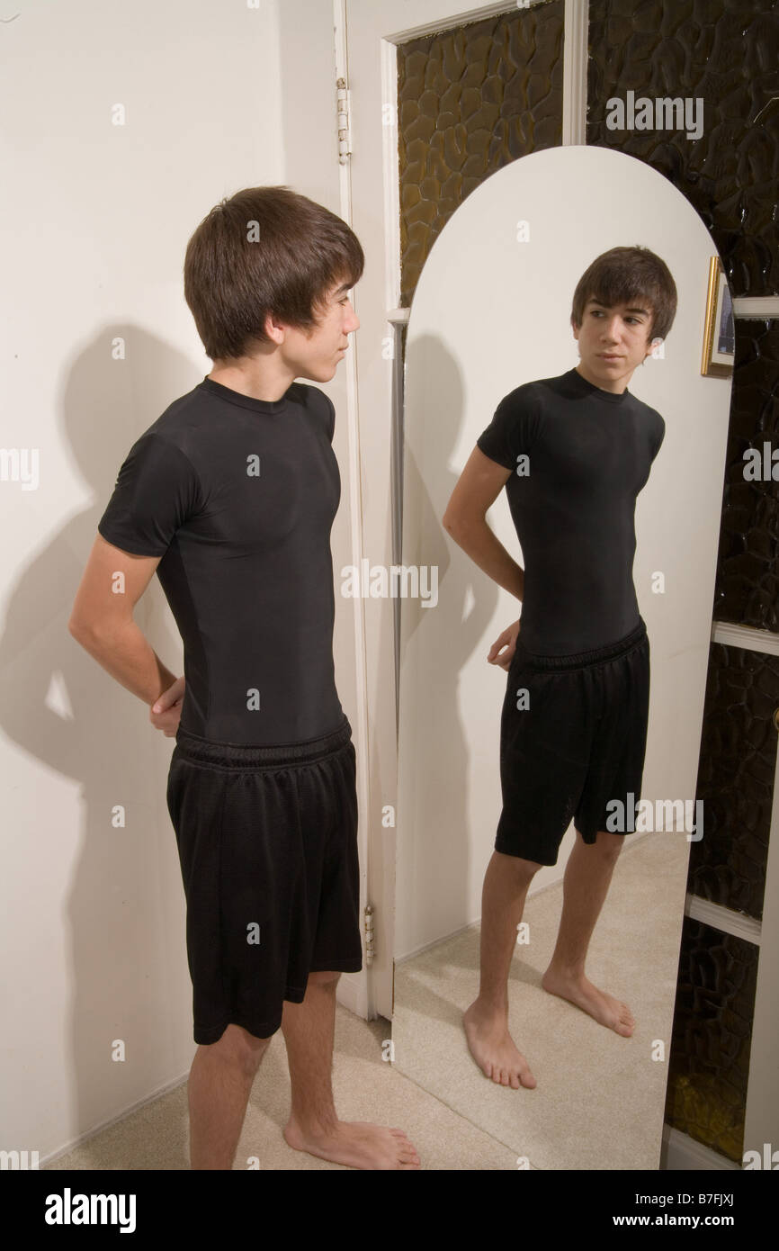 Schlanke Teenager wertet seinen Körper in voller Länge Spiegel, den Tustin CA Modell veröffentlicht Stockfoto