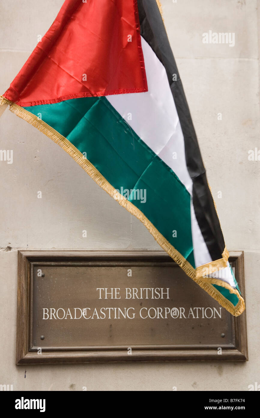 Palästinensische Flagge außerhalb der BBC in London protestieren gegen die Sender s Weigerung, einen Spendenaufruf in Gaza Luft Stockfoto