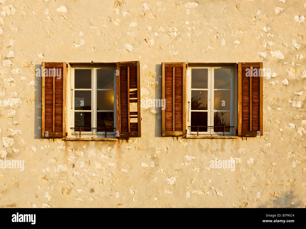 Zwei Fenster mit alten Fensterläden aus Holz Stockfoto
