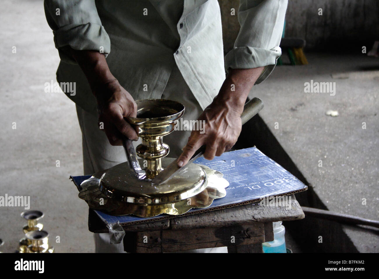 Ein Schmied arbeitet an Messinggeschirr in Terengganu, Malaysia. Stockfoto