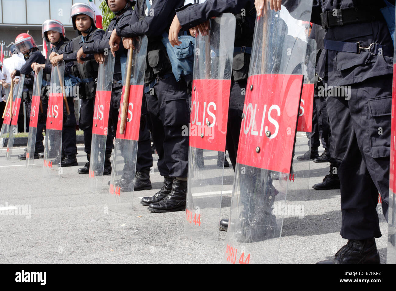 Anti-Polizei, die Federal Reserve Unit (FRU), bei Nachwahlen Nominierung Tag in Terengganu, Malaysia. Stockfoto